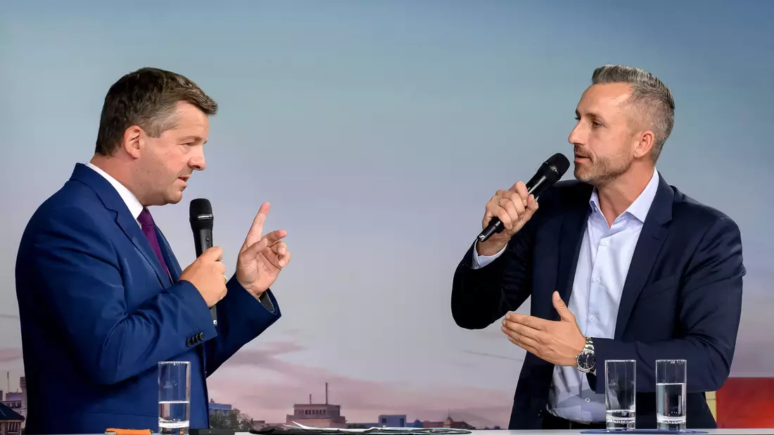 Beim Wahlforum lieferten sich zunächst die Spitzenkandidaten der CDU, Sven Schulze, und der AfD, Ulrich Siegmund, ein Duell, bevor die Vertreterinnen und Vertreter der übrigen Parteien dazu kamen. - Bild: Klaus-Dietmar Gabbert/dpa
