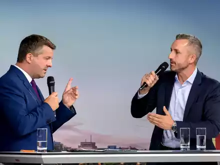 Beim Wahlforum lieferten sich zunächst die Spitzenkandidaten der CDU, Sven Schulze, und der AfD, Ulrich Siegmund, ein Duell, bevor die Vertreterinnen und Vertreter der übrigen Parteien dazu kamen. - Foto: Klaus-Dietmar Gabbert/dpa