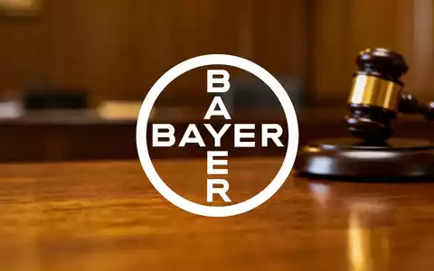 Ein hölzerner Richterhammer in einem unscharfen Gerichtssaal, der juristische Unsicherheit und Rechtsstreitigkeiten symbolisiert. - Foto: über boerse-global.de