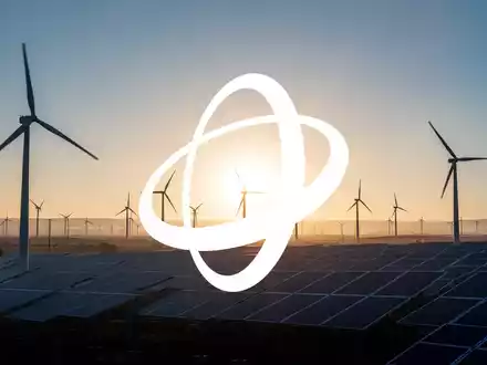 Moderne Anlagen für erneuerbare Energien in einer weitläufigen Landschaft bei Sonnenuntergang. - Foto: über boerse-global.de