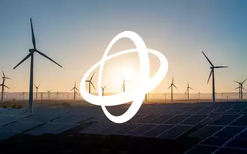 Moderne Anlagen für erneuerbare Energien in einer weitläufigen Landschaft bei Sonnenuntergang. - Foto: über boerse-global.de