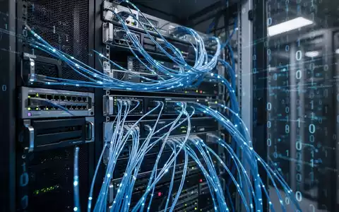 Moderne Serveranlage mit blau leuchtenden Datenkabeln als Symbol für digitale Sicherheit und Cyberschutz. - Foto: über boerse-global.de