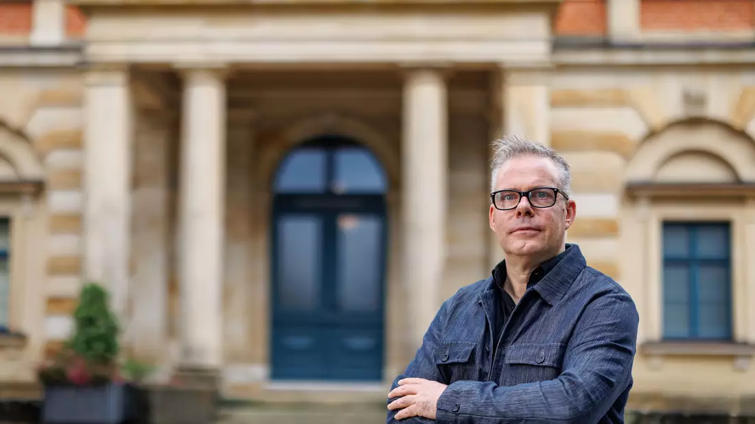 Marcus Lobbes, Direktor der Akademie für Theater und Digitalität in Dortmund, ist bei den Bayreuther Festspielen nicht als Regisseur, sondern als Kurator aufgeführt. - Bild: Daniel Karmann/dpa