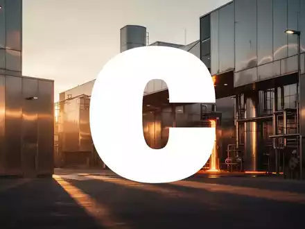 Moderne Aluminium-Industrieanlage bei Sonnenuntergang mit Fokus auf metallische Strukturen. - Foto: über boerse-global.de