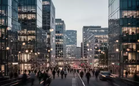 Moderne Büroarchitektur in einer deutschen Stadt bei Dämmerung, die den Arbeitsmarkt symbolisiert. - Foto: über boerse-global.de