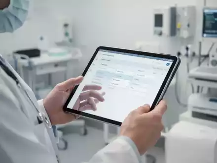 Ein Arzt dokumentiert Impfdaten auf einem digitalen Tablet in einer modernen Klinik. - Foto: über boerse-global.de