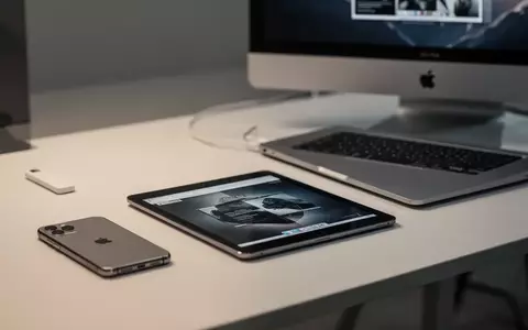 Sauberer Arbeitsplatz mit iPhone, iPad und MacBook, Symbol für die Bündelung mehrerer Geräteversicherungen. - Foto: über boerse-global.de