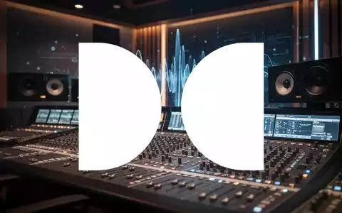 Professionelle Tontechnik-Ausstattung in einem modernen Studio mit stimmungsvoller Beleuchtung. - Foto: über boerse-global.de