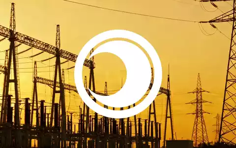 Moderne industrielle Energieinfrastruktur bei Sonnenuntergang als Symbol für Wachstum und Stabilität. - Foto: über boerse-global.de