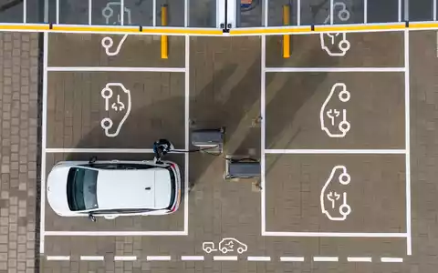 Das Wachstum bei Elektroautos hat sich deutlich verlangsamt. (Archivbild) - Foto: Sebastian Kahnert/dpa/dpa-tmn