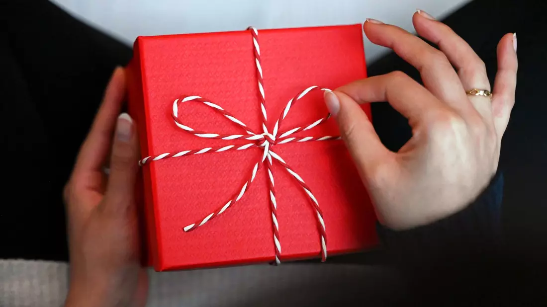 Eine Geschenkbox für sich selbst: Rund 2000 Euro geben die Bundesbürger nach einer Umfrage pro Jahr für Ich-Geschenke aus.  - Bild: Elisa Schu/dpa