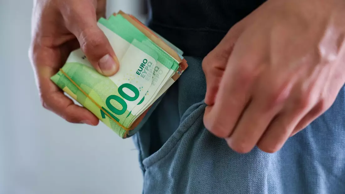 Ich-Geschenke lassen sich die Bundesbürger etwas kosten - laut Umfrage rund 2000 Euro im Jahr  - Bild: Jan Woitas/dpa