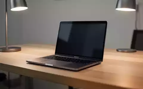Ein modernes MacBook Pro auf einem minimalistischen Schreibtisch, beleuchtet durch weiches, natürliches Licht. - Foto: über boerse-global.de