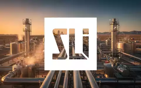 Industrielle Lithium-Extraktionsanlage in einer Wüstenlandschaft bei Sonnenuntergang als Symbol für Rohstoffhandel. - Foto: über boerse-global.de