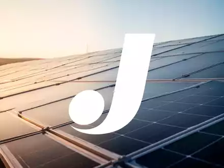 Moderne Photovoltaik-Anlage in einer weiten Landschaft bei Sonnenuntergang. - Foto: über boerse-global.de