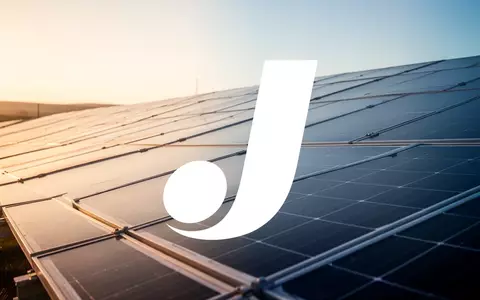 Moderne Photovoltaik-Anlage in einer weiten Landschaft bei Sonnenuntergang. - Foto: über boerse-global.de