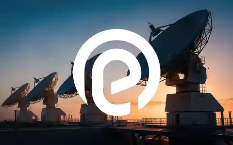 Moderne Satellitenantennen vor einem leuchtenden Sonnenaufgang als Symbol für Telekommunikation und Marktdynamik. - Foto: über boerse-global.de