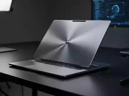 Ein hochwertiger Laptop-Prototyp in einem modernen, minimalistischen Arbeitsumfeld. - Foto: über boerse-global.de