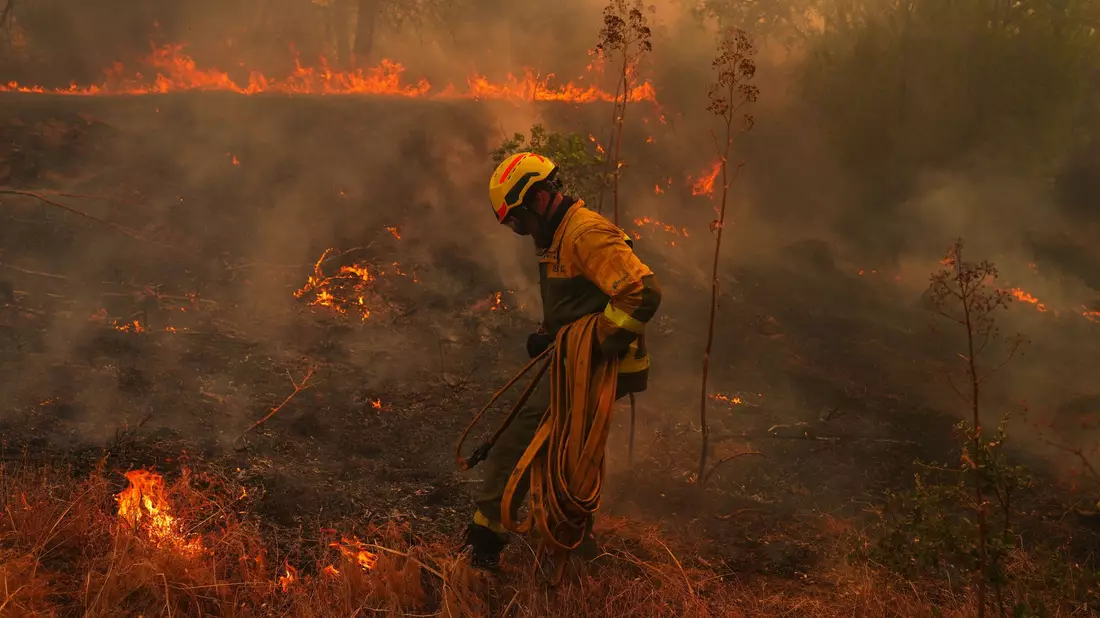 Die Brände in Spanien und Frankreich ... - Bild: Manu Fernandez/AP/dpa