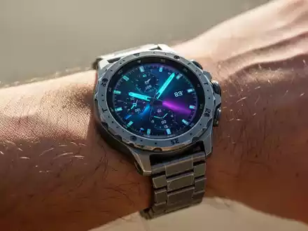Nahaufnahme einer robusten Samsung Galaxy Watch Ultra 2 am Handgelenk in einer Outdoor-Umgebung mit hellem Tageslicht. - Foto: über boerse-global.de