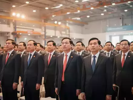 Festliche Versammlung des vietnamesischen Gewerkschaftsbundes mit zahlreichen Teilnehmern in einem modernen Saal. - Foto: über boerse-global.de