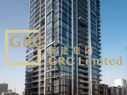 Moderne Hochhausfassade eines Wohngebäudes vor blauem Himmel - Foto: über boerse-global.de