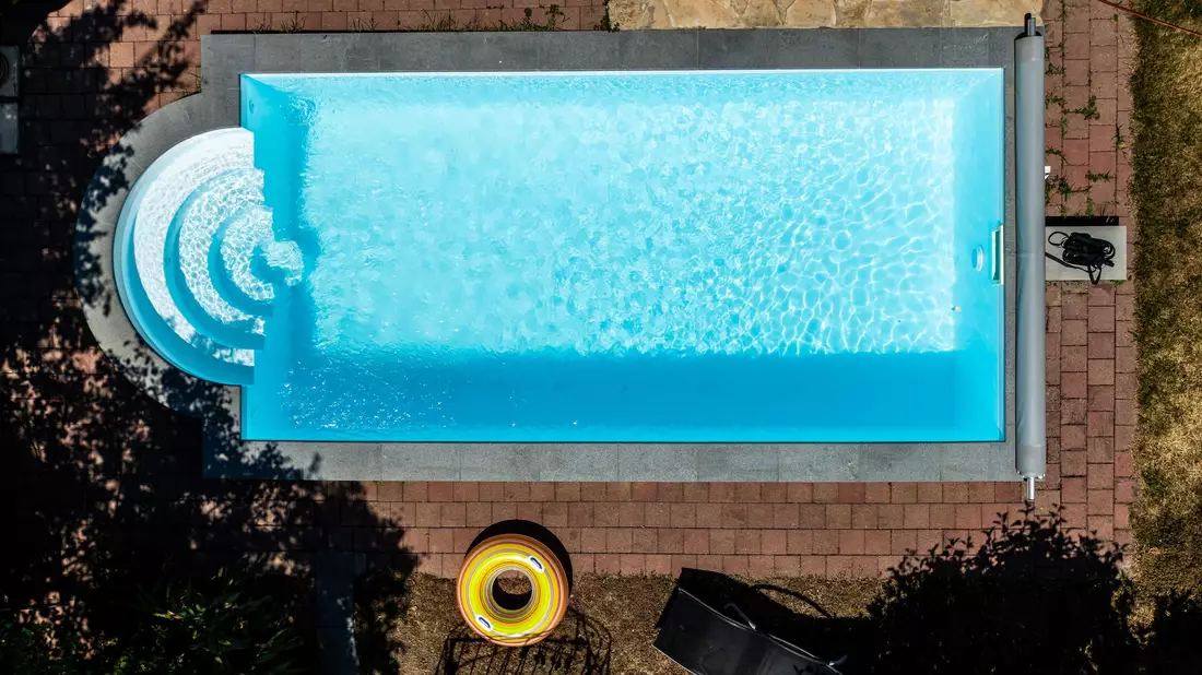Scheint die Sonne auf das Wasser und erwärmt es, können Mikroorganismen gut wachsen. (Archivbild) - Bild: Philipp von Ditfurth/dpa