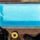 Scheint die Sonne auf das Wasser und erwärmt es, können Mikroorganismen gut wachsen. (Archivbild) - Bild: Philipp von Ditfurth/dpa