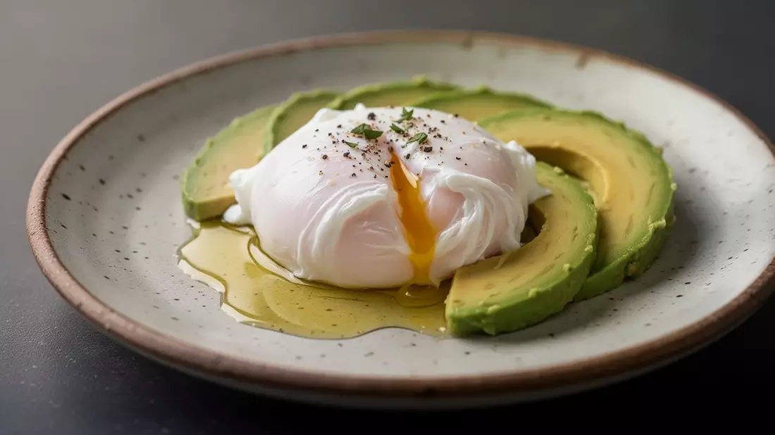 Optimale Vitamin-D-Aufnahme: Fettreiche Beilagen zu Eiern essen