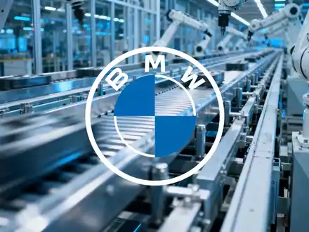 Abstrakte Darstellung einer modernen Automobilfertigung in einer hochtechnisierten Fabrik mit Fokus auf Industriedesign. - Foto: über boerse-global.de