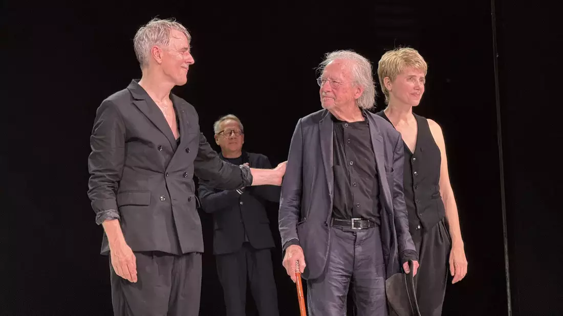 Peter Handkes neues Stück feierte eine gelungene Premiere in Salzburg. - Bild: Matthias Röder/dpa