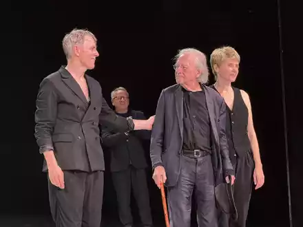 Peter Handkes neues Stück feierte eine gelungene Premiere in Salzburg. - Foto: Matthias Röder/dpa
