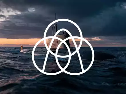Modernes U-Boot in stĂŒrmischer See bei DĂ€mmerung als Symbol fĂŒr maritime RĂŒstungsprojekte. - Foto: ĂŒber boerse-global.de