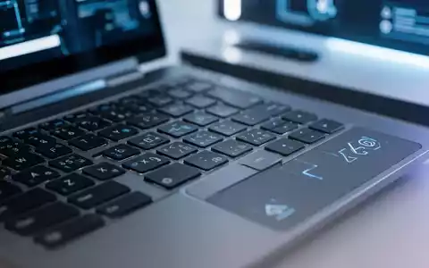 Nahaufnahme einer modernen Laptop-Tastatur in einem hellen, sauberen Büro, die Technologie und Barrierefreiheit betont. - Foto: über boerse-global.de