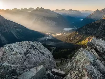 Berglandschaft bei Revelstoke mit sichtbaren Gesteinsformationen und Mineralvorkommen - Foto: über boerse-global.de