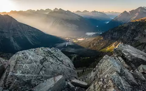 Berglandschaft bei Revelstoke mit sichtbaren Gesteinsformationen und Mineralvorkommen - Foto: über boerse-global.de