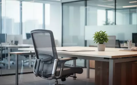 Modernes, aufgeräumtes Büro mit einem ergonomischen Arbeitsplatz als Symbol für Resilienz und mentale Gesundheit. - Foto: über boerse-global.de