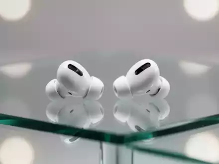 Weiße AirPods Pro 2 auf reflektierender Oberfläche, professionell und sauber. - Foto: über boerse-global.de