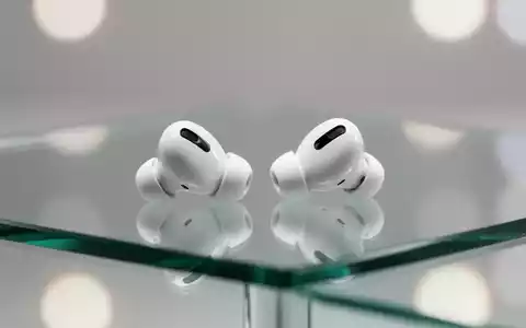 Weiße AirPods Pro 2 auf reflektierender Oberfläche, professionell und sauber. - Foto: über boerse-global.de