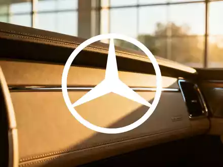Nahaufnahme eines luxuriösen Autoinnenraums mit Fokus auf hochwertige Materialien und elegantes Lichtdesign. - Foto: über boerse-global.de