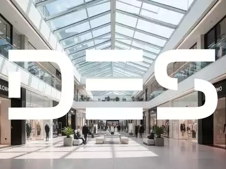 Modernes, lichtdurchflutetes Einkaufszentrum mit architektonischer Glasdecke in einer minimalistischen Umgebung - Foto: über boerse-global.de