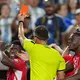 Hier schickt João Pinheiro den Schweizer Embolo vom Platz. (Archivbild) - Bild: Ed Zurga/AP/dpa