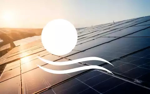 Moderne Solarpark-Anlage im goldenen Licht der Abendsonne als Symbol für Erneuerbare Energien. - Foto: über boerse-global.de