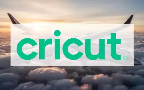 Modernes Verkehrsflugzeug fliegt über einer Wolkendecke bei Sonnenaufgang, symbolisiert Luftfahrt und Wachstum. - Foto: über boerse-global.de