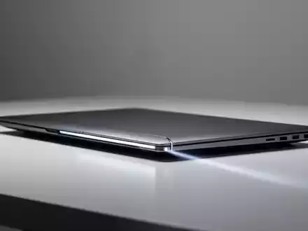 Modernes, flaches Laptop-Design auf einer minimalistischen Schreibtischoberfläche bei professioneller Studiobeleuchtung. - Foto: über boerse-global.de