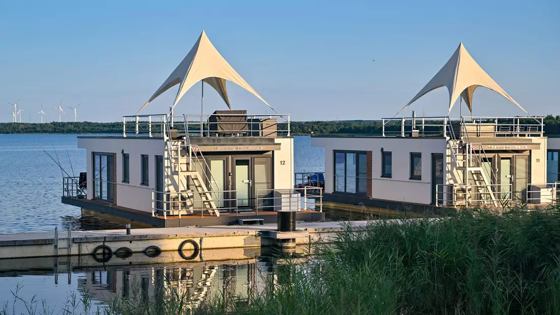 Ferienhäuser direkt am Wasser verheißen Abkühlung. (Archivbild) - Bild: Patrick Pleul/dpa