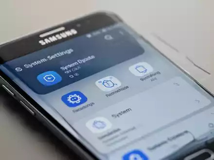 Ein modernes Samsung-Smartphone zeigt die Systemeinstellungen für Software-Updates an. - Foto: über boerse-global.de