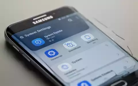 Ein modernes Samsung-Smartphone zeigt die Systemeinstellungen für Software-Updates an. - Foto: über boerse-global.de