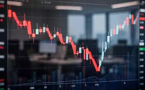 Ein fallender Aktienkurs auf einem digitalen Finanzchart mit roten Kurskerzen. - Foto: über boerse-global.de
