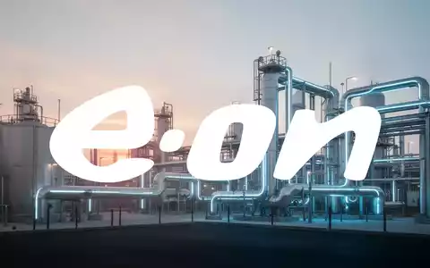 Moderne Industrieanlage für Wasserstofftechnologie bei Sonnenaufgang mit atmosphärischer Beleuchtung. - Foto: über boerse-global.de